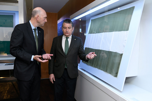 Presentación del nuevo escudo de Andalucía en la fachada de la Casa de Blas Infante
