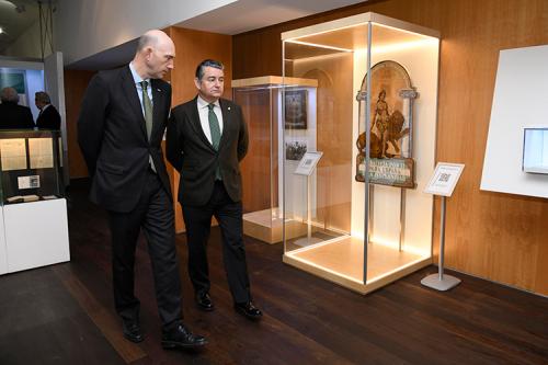 Presentación del nuevo escudo de Andalucía en la fachada de la Casa de Blas Infante