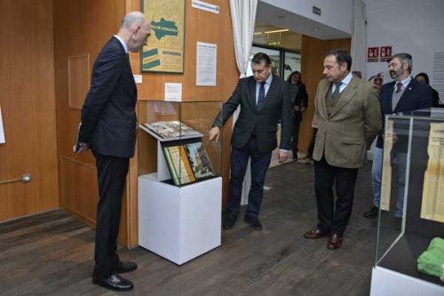 Sanz inaugura en el Museo de la Autonomía la muestra documental sobre el 4-D