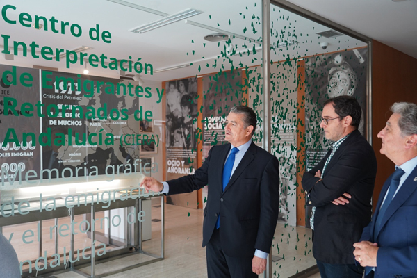 Sanz inaugura una exposición dedicada a los emigrantes retornados en el Museo de la Autonomía